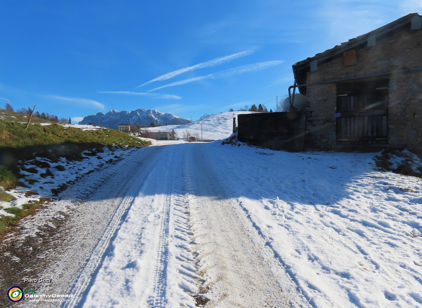 10 Alla cascina comincio a pestar neve.JPG